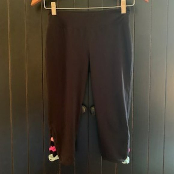 Girls size 14 yoga capris with cut out detail - Picture 1 of 6
